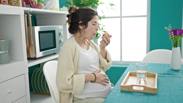 Junge Schwangere Frau Frühstückt Mit Bauch Esszimmer — Stockvideo