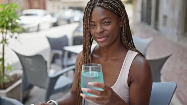 Afroamerykanka Trzyma Szklankę Wody Stole Tarasie Kawiarni — Wideo stockowe