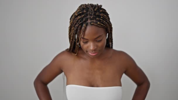 Mujer Afroamericana Sonriendo Confiada Pie Sobre Fondo Blanco Aislado — Vídeo de stock