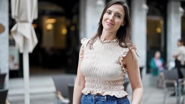 Νεαρή Όμορφη Ισπανόφωνη Γυναίκα Στέκεται Σταυρωμένα Χέρια Στη Βεράντα Του — Αρχείο Βίντεο