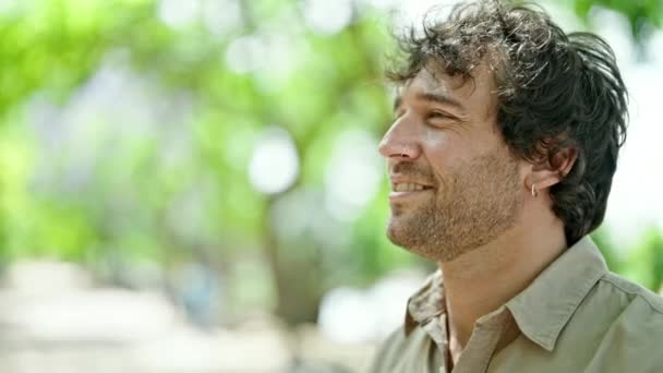 Νεαρός Ισπανός Άντρας Χαμογελάει Σίγουρος Ότι Στέκεται Στο Πάρκο — Αρχείο Βίντεο