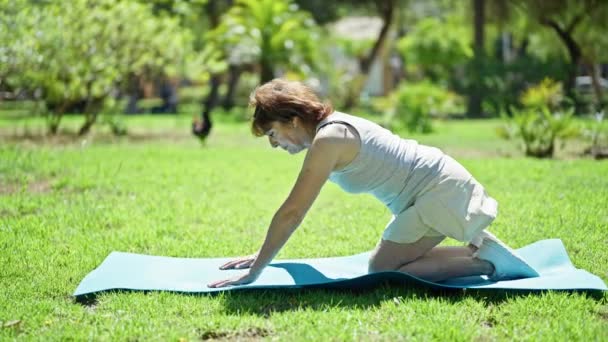 Frau Mittleren Alters Streckt Sich Park Auf Yogamatte Zurück — Stockvideo