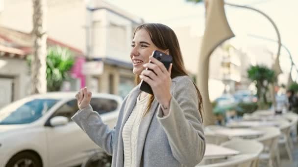 Genç Spanyol Kadın Dans Ediyor Kafenin Terasında Akıllı Telefondan Müzik — Stok video