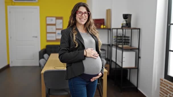 Genç Hamile Kadını Gülümsemesi Ofisteki Göbeğine Dokunuyor — Stok video