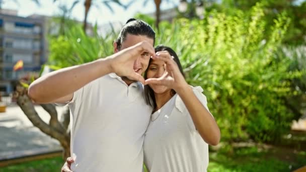 Man Woman Couple Standing Together Doing Heart Gesture Kissing Park — Stock Video