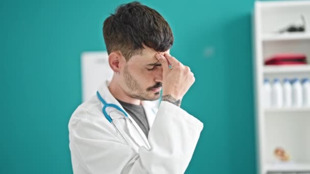 Νεαρός Ισπανός Γιατρός Που Στέκεται Αγχωμένος Στην Κλινική — Αρχείο Βίντεο