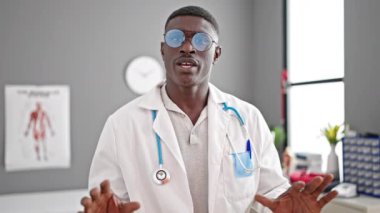 Afrikalı Amerikalı doktor gülümsüyor Klinikte kendine güvenen konuşuyor