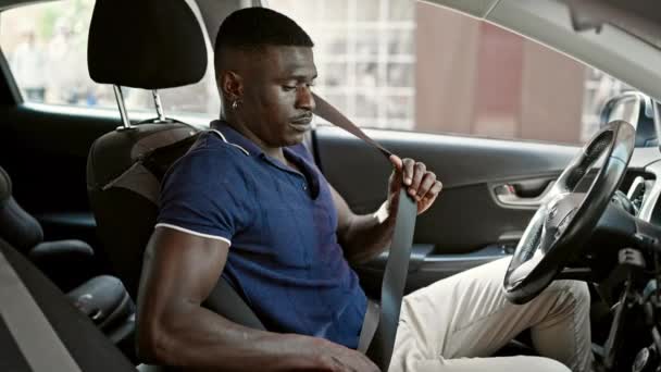 Uomo Afroamericano Che Indossa Cintura Auto Toccando Vista Posteriore Strada — Video Stock