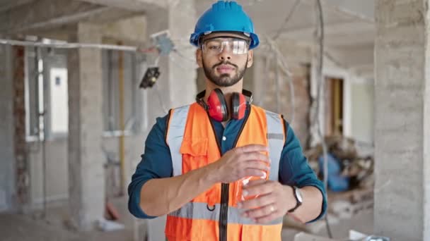 Jovem Hispânico Homem Construtor Sorrindo Confiante Com Cruzado Vestindo Hardhat — Vídeo de Stock