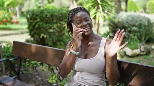 Африканська Американка Усміхається Впевнено Розмовляє Смартфоні Парку — стокове відео