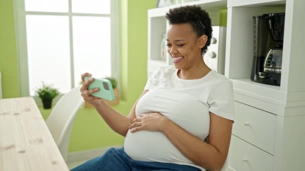 Jonge Zwangere Vrouw Kijken Video Smartphone Zitten Tafel Eetkamer — Stockvideo