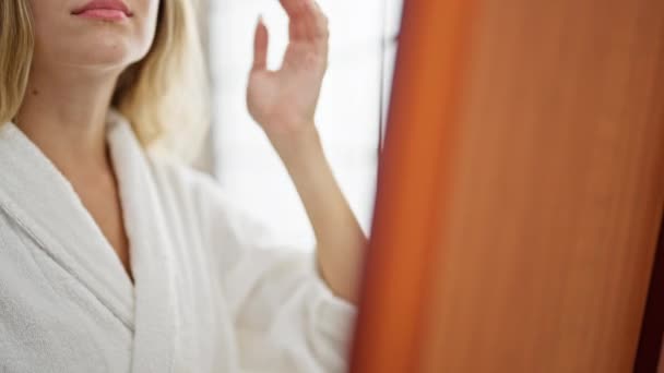 Joven Mujer Rubia Peinando Pelo Mirando Espejo Casa — Vídeo de stock