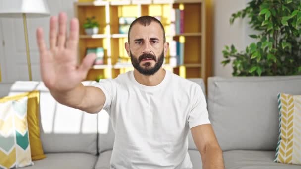 Jovem Hispânico Fazendo Parar Gesto Com Mão Casa — Vídeo de Stock