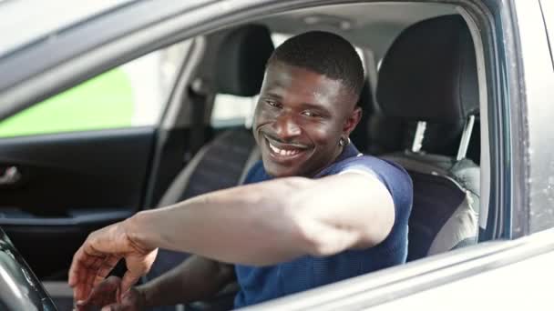 Afrikansk Amerikansk Man Ler Säker Sitter Bilen Gör Seger Gest — Stockvideo