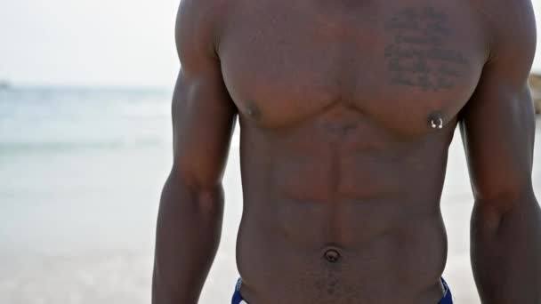 Hombre Africano Americano Turista Pie Sin Camisa Playa — Vídeo de stock