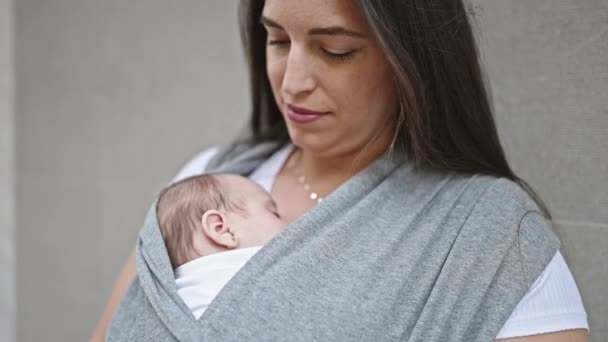 Мать Дочь Несут Ребенка Шарфе Беременных Изолированном Кирпичном Фоне — стоковое видео