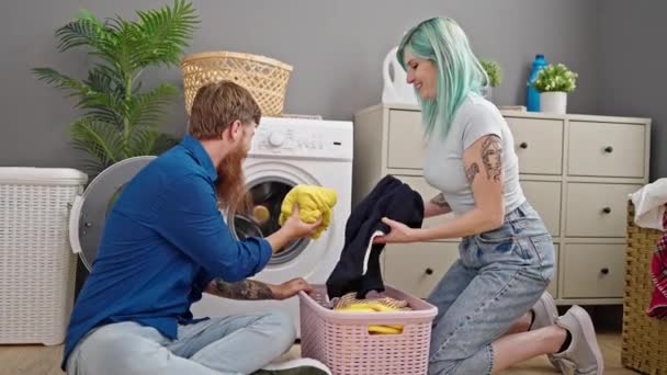 Άνδρας Και Γυναίκα Ζευγάρι Χαμογελά Αυτοπεποίθηση Πλύσιμο Ρούχων Στο Πλυσταριό — Αρχείο Βίντεο