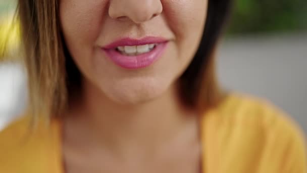 Ortadoğulu Bir Kadın Koltukta Oturmuş Evde Konuşuyor — Stok video