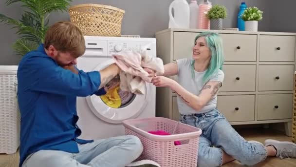 Man Vrouw Paar Glimlachen Zelfverzekerd Vechten Met Kleren Wasruimte — Stockvideo