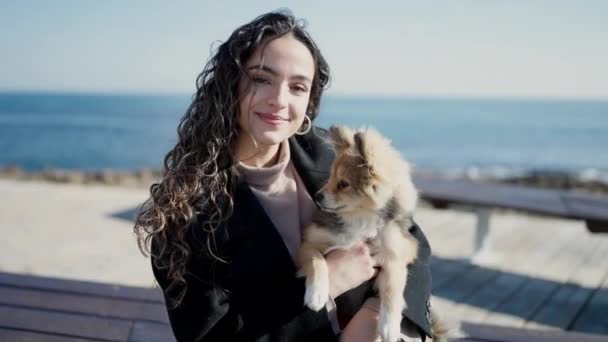Mujer Hispana Joven Con Perro Sonriendo Confiado Sentado Banco Orilla — Vídeos de Stock