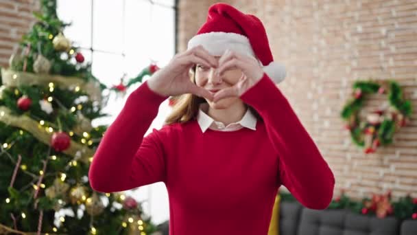 年轻的惊慌失措的女人 手牵着手在家里庆祝圣诞节 做着心形 — 图库视频影像
