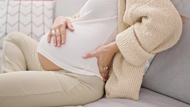 Mujer Embarazada Joven Que Sufre Dolor Espalda Sentado Sofá Casa — Vídeo de stock