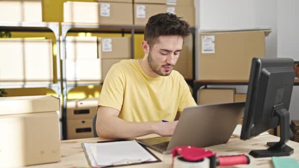 Young Hispanic Man Ecommerce Business Worker Using Laptop Writing Document — Vídeo de Stock