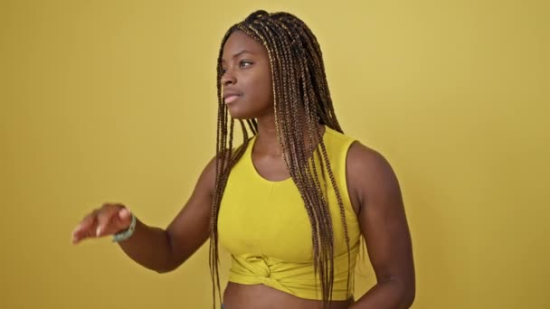 Africano Mulher Americana Procura Comemorar Sobre Fundo Amarelo Isolado — Vídeo de Stock