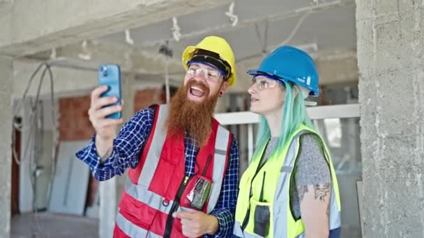 Чоловік Жінка Будівельники Посміхаються Впевнено Зробити Селфі Допомогою Смартфона Будівельному — стокове відео