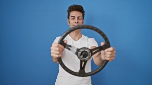 Genç Spanyol Gülen Adam Direksiyon Simidini Şoför Olarak Kullanıp Izole — Stok video