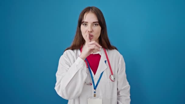 Jovem Hispânico Mulher Médico Pedindo Silêncio Sobre Fundo Azul Isolado — Vídeo de Stock