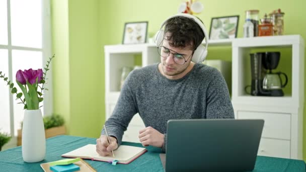 Joven Estudiante Hispano Usando Laptop Tomando Notas Usando Auriculares Comedor — Vídeos de Stock
