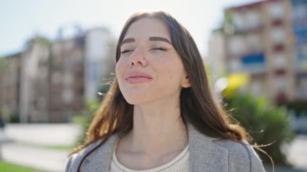 Genç Spanyol Kadın Parkta Gülümsüyor — Stok video