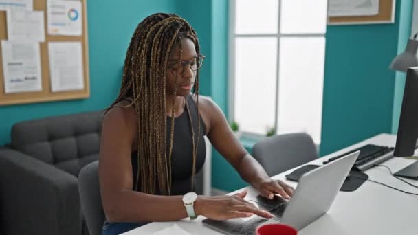 Afro Américaine Femme Affaires Utilisant Ordinateur Portable Souriant Bureau — Video