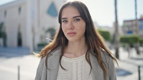 Jonge Spaanse Vrouw Met Serieuze Uitdrukking Die Nee Zegt Met — Stockvideo