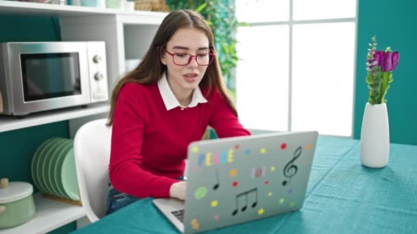 Mujer Hispana Joven Usando Laptop Bailando Comedor — Vídeo de stock
