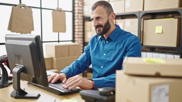 若いヒスパニック男はオフィスで笑顔のコンピュータを使用してビジネスワーカーをEコマース — ストック動画