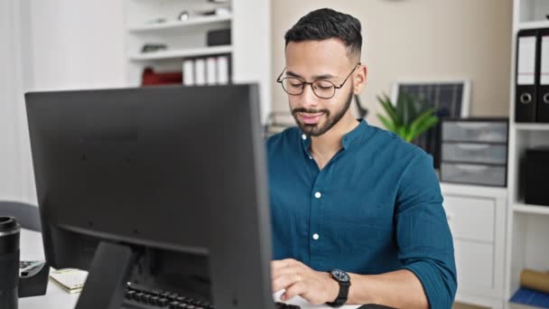 若いヒスパニックの男性ビジネスワーカーは オフィスで祝う時間を見ているコンピュータを使用して — ストック動画