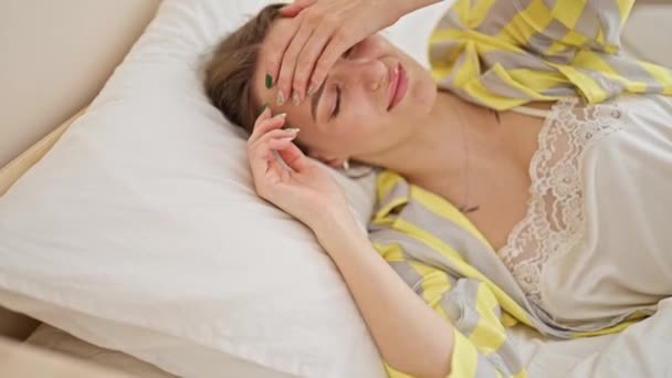 Νεαρή Ξανθιά Γυναίκα Στρεσαρισμένη Ξαπλωμένη Στο Κρεβάτι Κλαίγοντας — Αρχείο Βίντεο