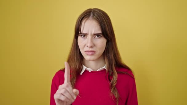Young Hispanic Woman Standing Serious Expression Saying Finger Isolated Yellow — Stock Video