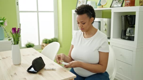Mujer Embarazada Joven Midiendo Azúcar Sentada Mesa Comedor — Vídeos de Stock
