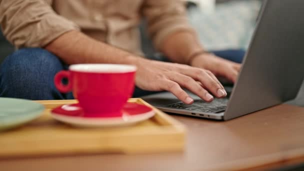Jovem Hispânico Homem Digitando Laptop Beber Café Casa — Vídeo de Stock