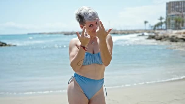 Bikini Giyen Genç Bir Turist Kumsalda Jest Yapıyor — Stok video