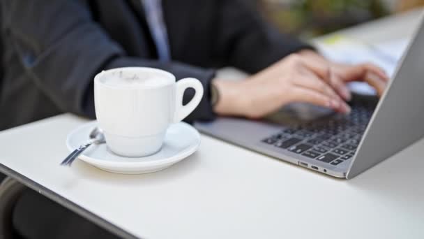 コーヒーショップのテラスでノートパソコンの笑顔を使用して若い赤毛の女性のビジネスワーカー — ストック動画