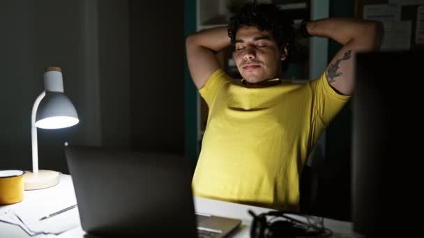 Jovem Latino Homem Trabalhador Negócios Usando Laptop Esticando Braços Escritório — Vídeo de Stock