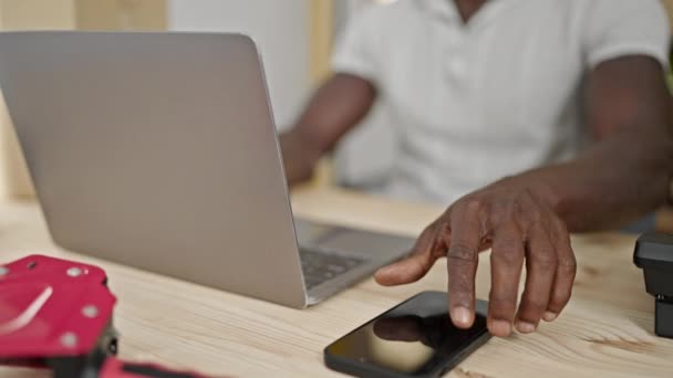 Αφροαμερικάνος Επιχειρηματίας Ηλεκτρονικού Εμπορίου Χρησιμοποιώντας Smartphone Και Laptop Χαμογελώντας Στο — Αρχείο Βίντεο