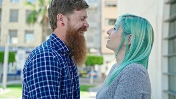 Homme Femme Couple Souriant Confiant Debout Ensemble Parlant Dans Rue — Video