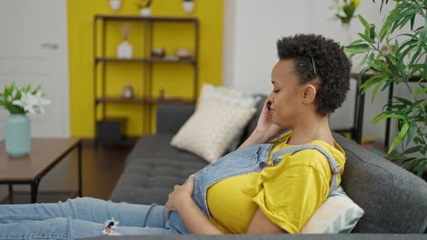 Νεαρή Έγκυος Γυναίκα Μιλάει Στο Smartphone Ανήσυχη Έκφραση Στο Σπίτι — Αρχείο Βίντεο