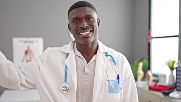 Africano Americano Homem Médico Fazendo Polegar Clínica — Vídeo de Stock