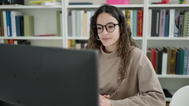 Mladý Krásný Hispánský Žena Student Video Hovor Vítězem Vyjádření Knihovně — Stock video